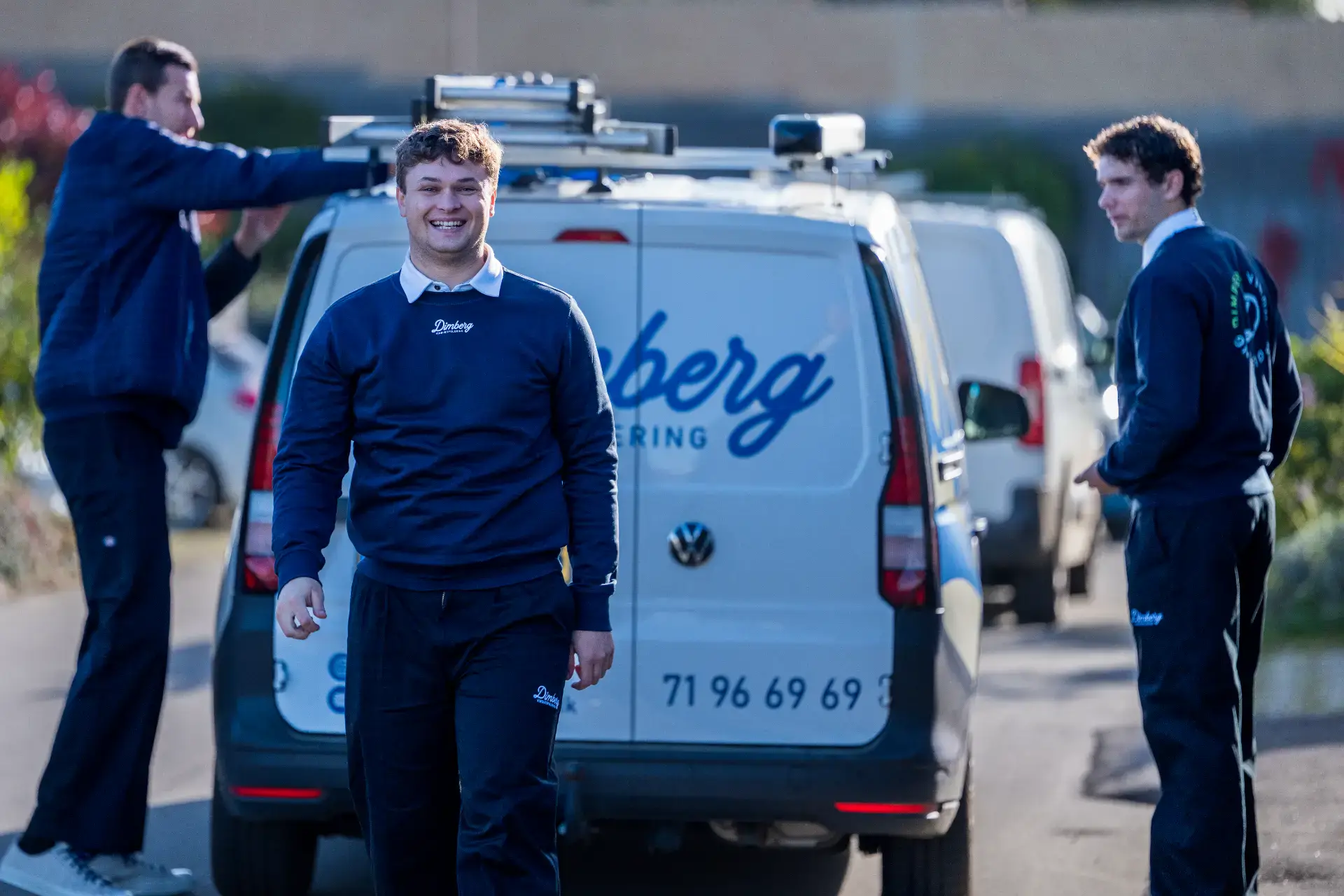 Professionelt vinduespudser team fra Dimberg ApS i aktion.