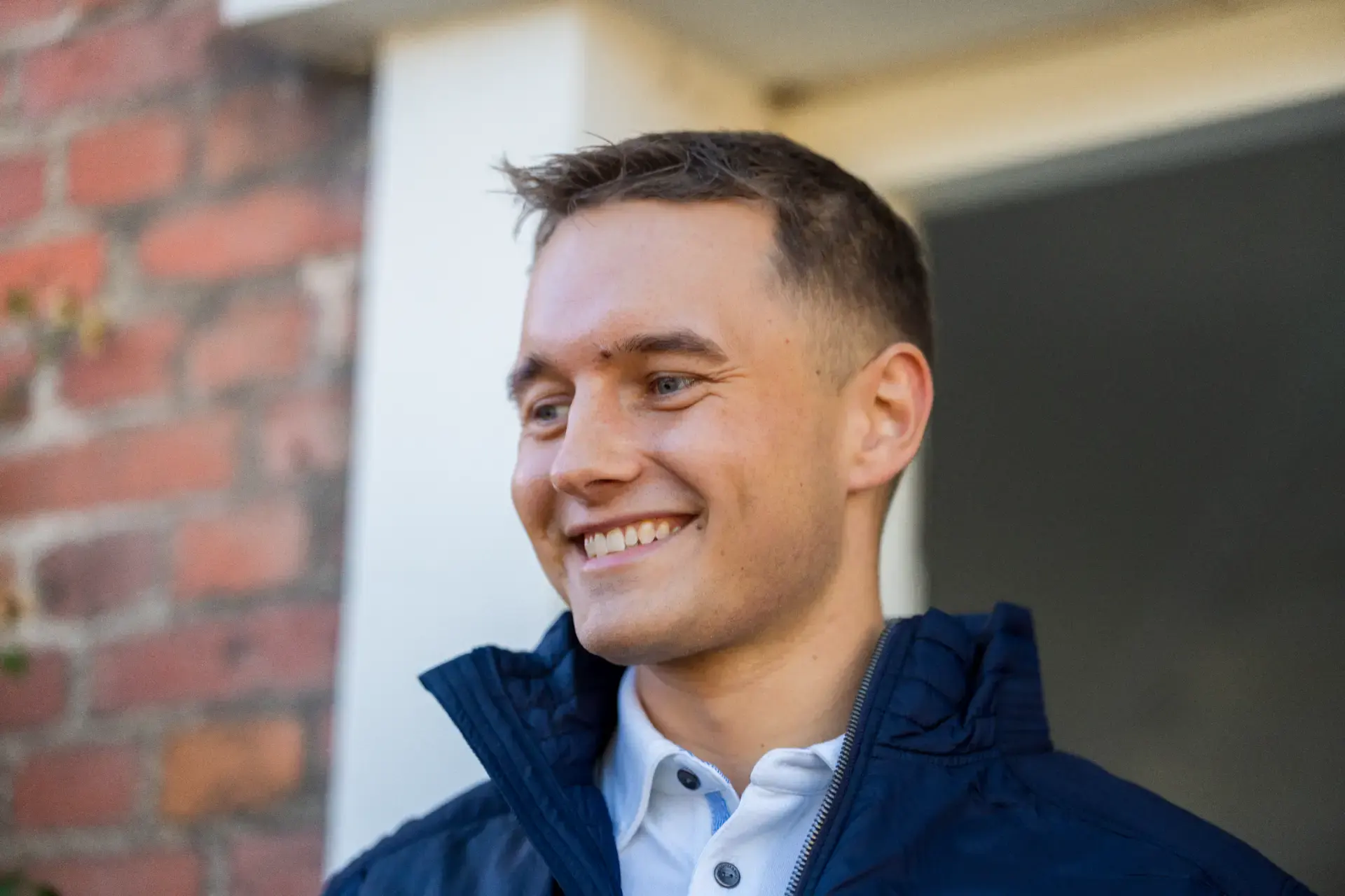 Vinduespudser der rengør vinduer professionelt.