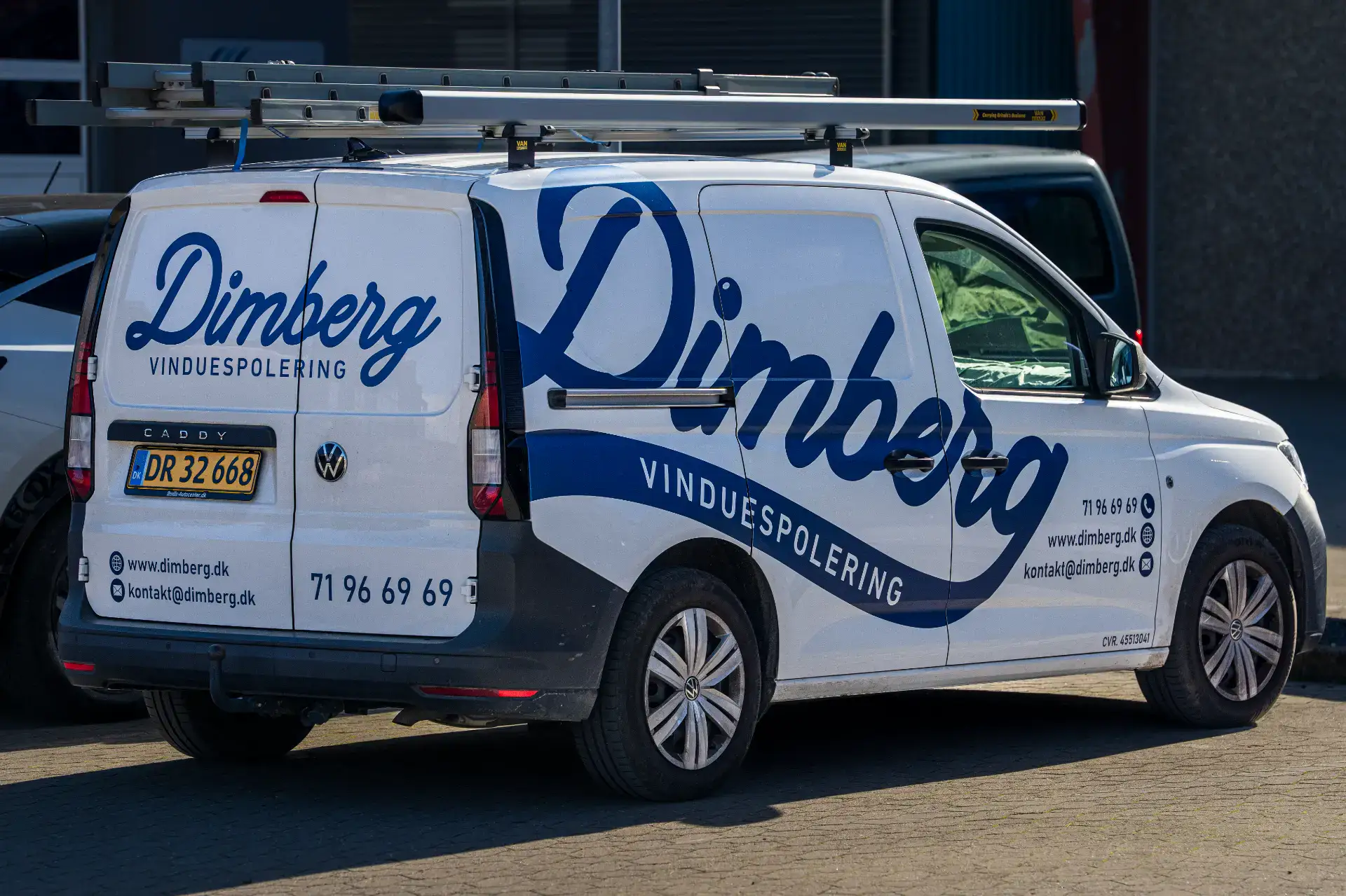 Firmabil med Dimberg ApS logo, klar til vinduespudsning.
