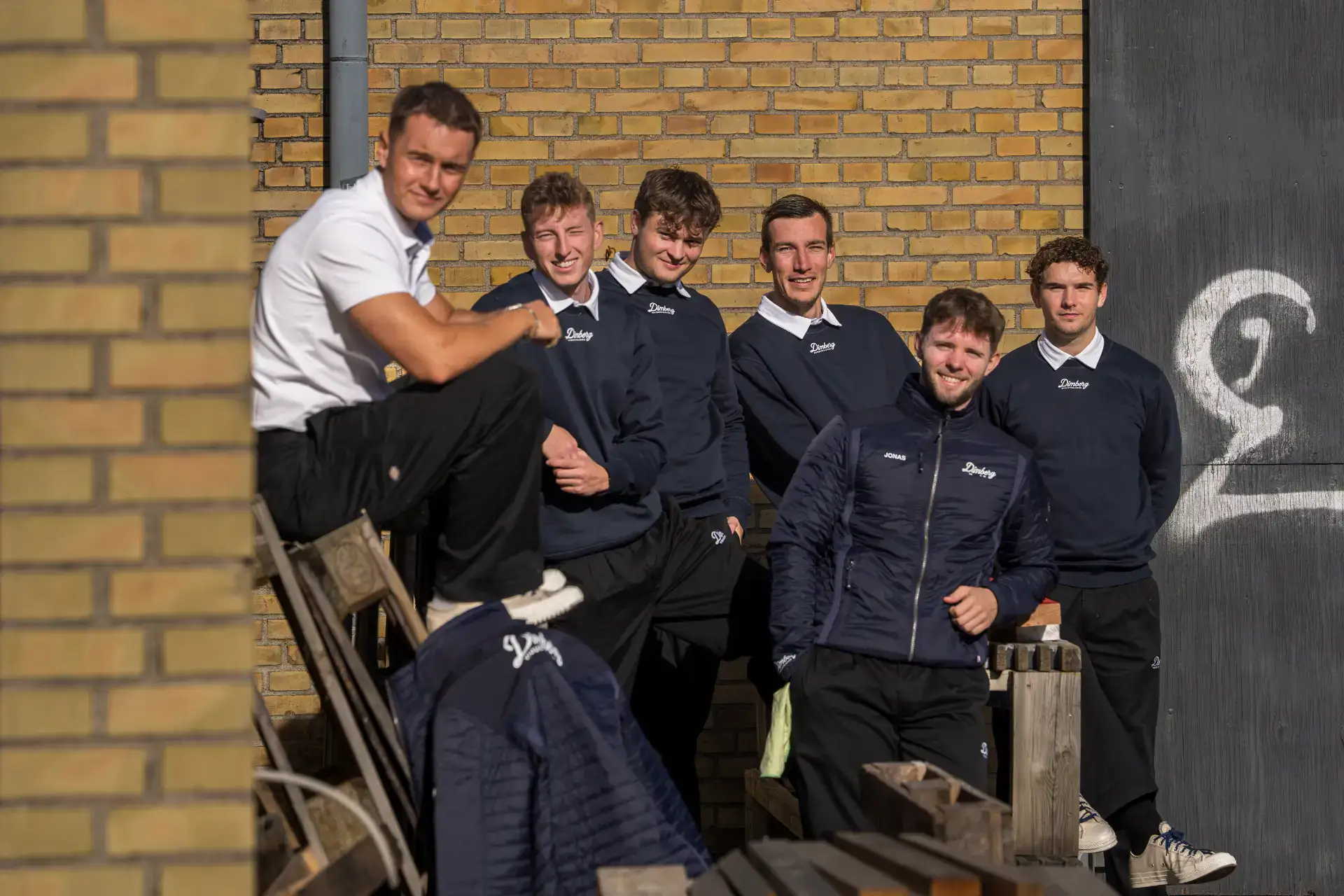 Professionelt vinduespudser team klar til at gøre dine vinduer skinnende rene.