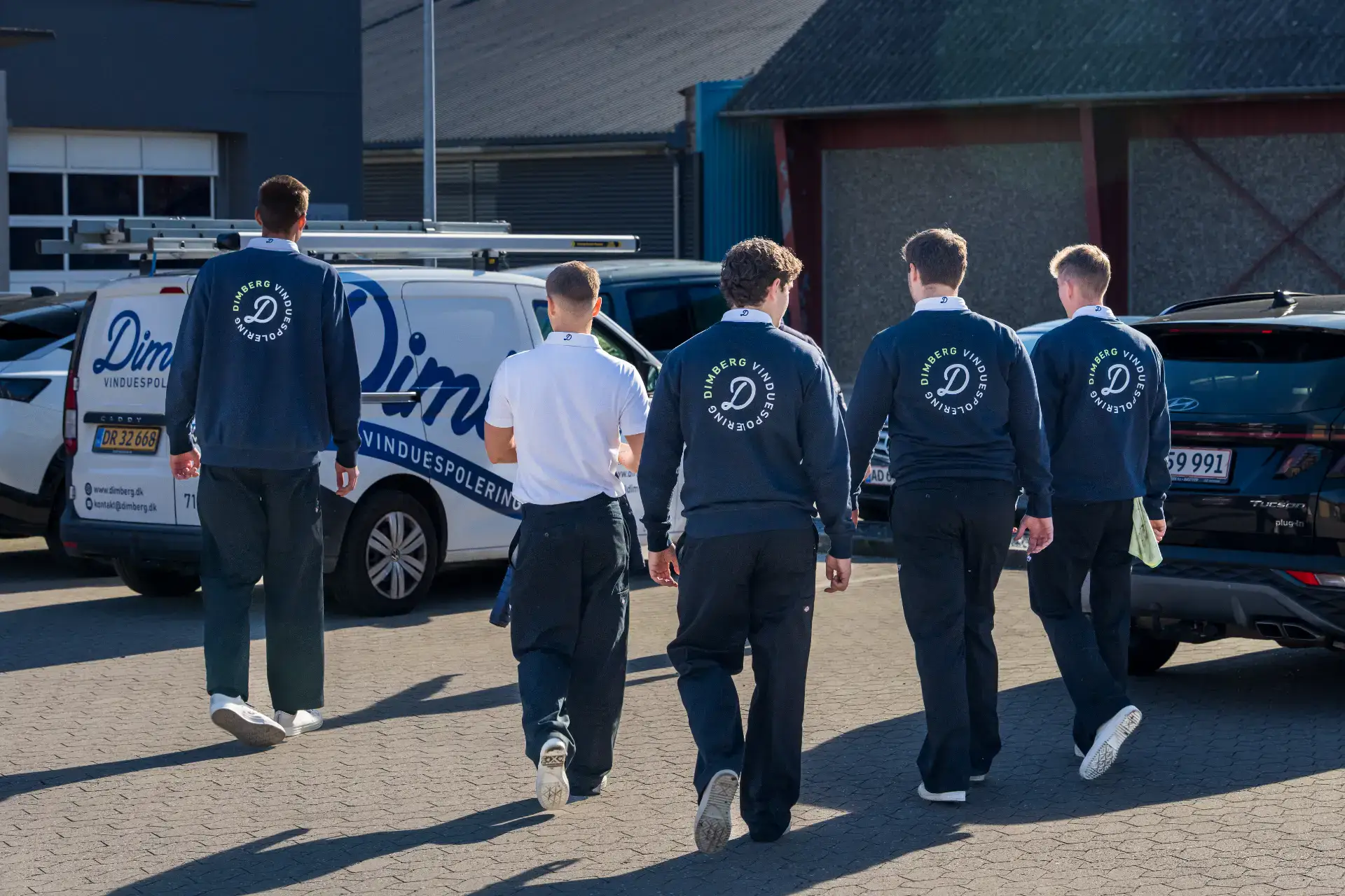 Professionelt vinduespoleringsteam fra Dimberg i aktion.